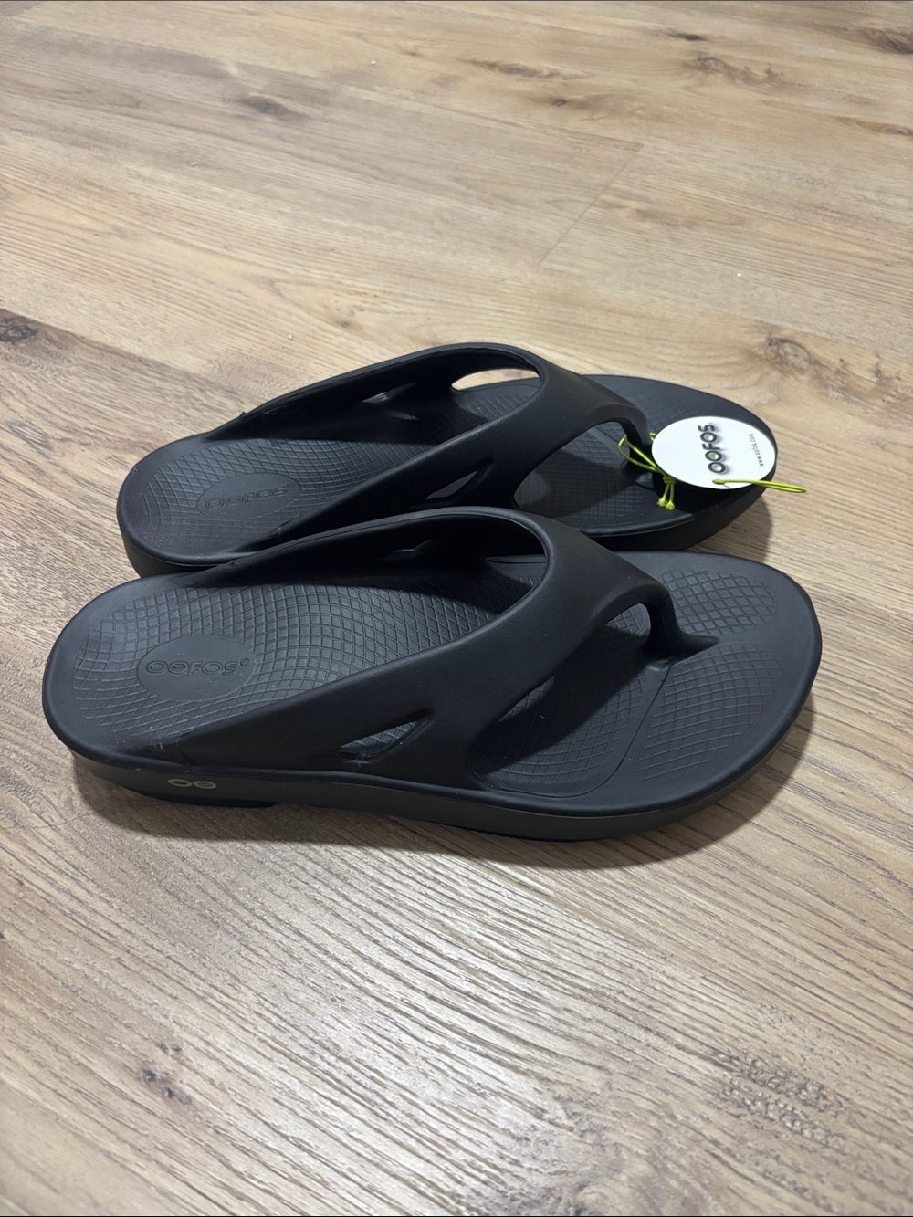 OOFOS Black Men's Recovery Thong Sandals with Cushioned Footbed size 10 men 12 w